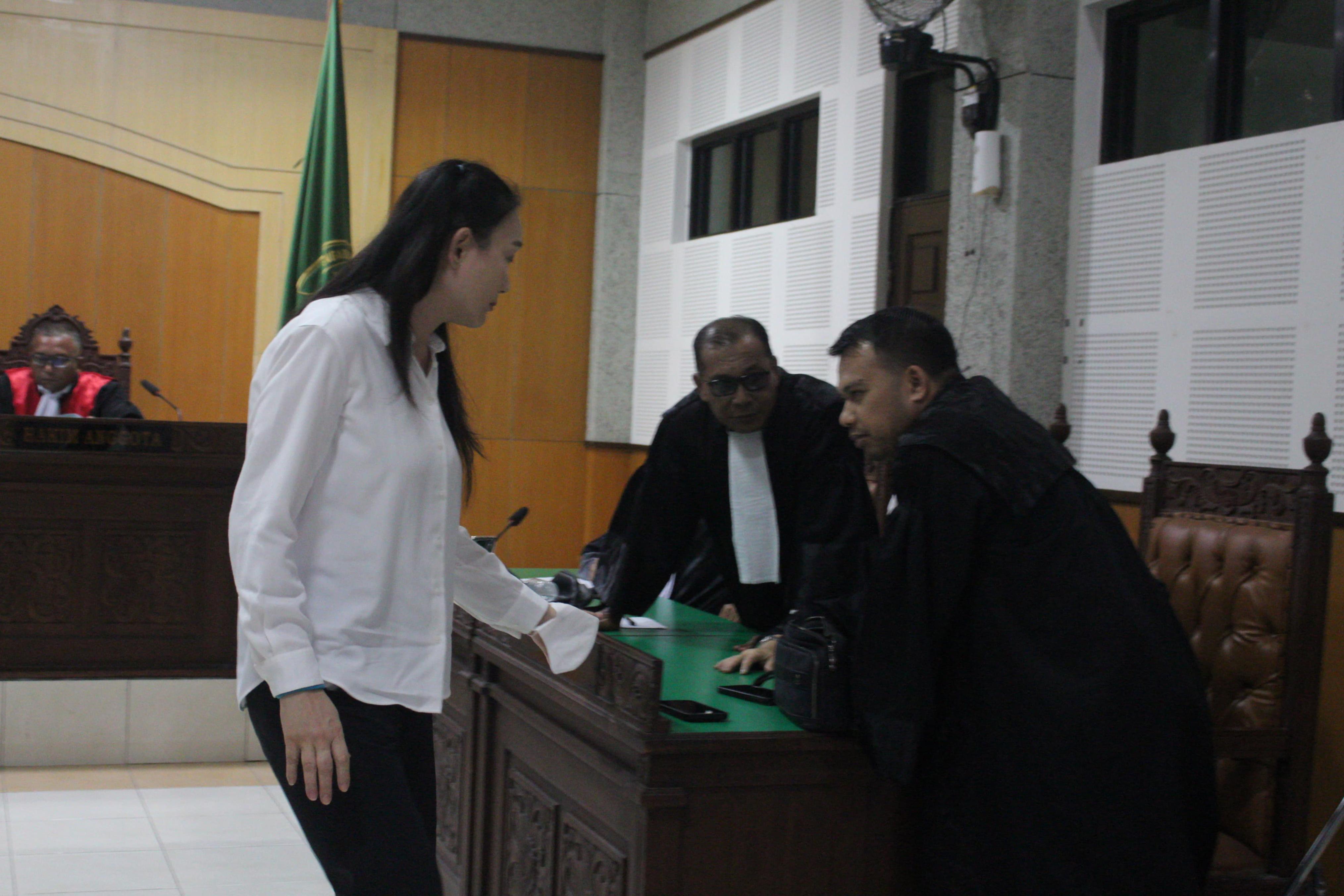 Terdakwa korupsi pengelolaan lahan LCC Isabel Tanihaha berdiskusi dengan penasihat hukumnya saat sidang putusan di PN Tipikor Mataram, Senin (13/10).