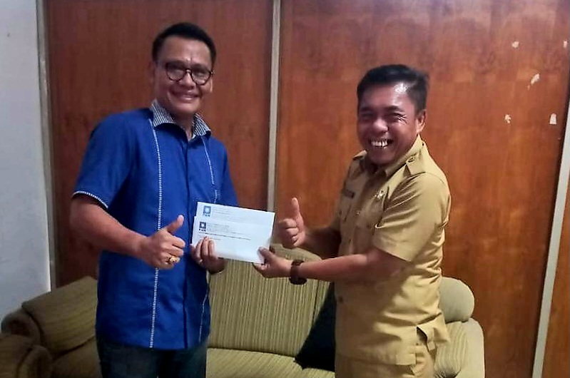 SERAHKAN SK PAW: Ketua DPD PAN Lombok Barat menyerahkan SK PAW DPP ke Sekretaris DPRD Lobar Sahrudin, Senin (13/10).