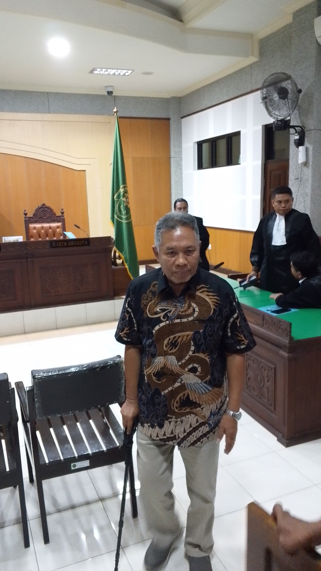 TERBUKTI BERSALAH: Terdakwa korupsi LCC Zaini Arony berjalan ke luar sidang usai persidangan di PN Tipikor Mataram, Senin (13/10).