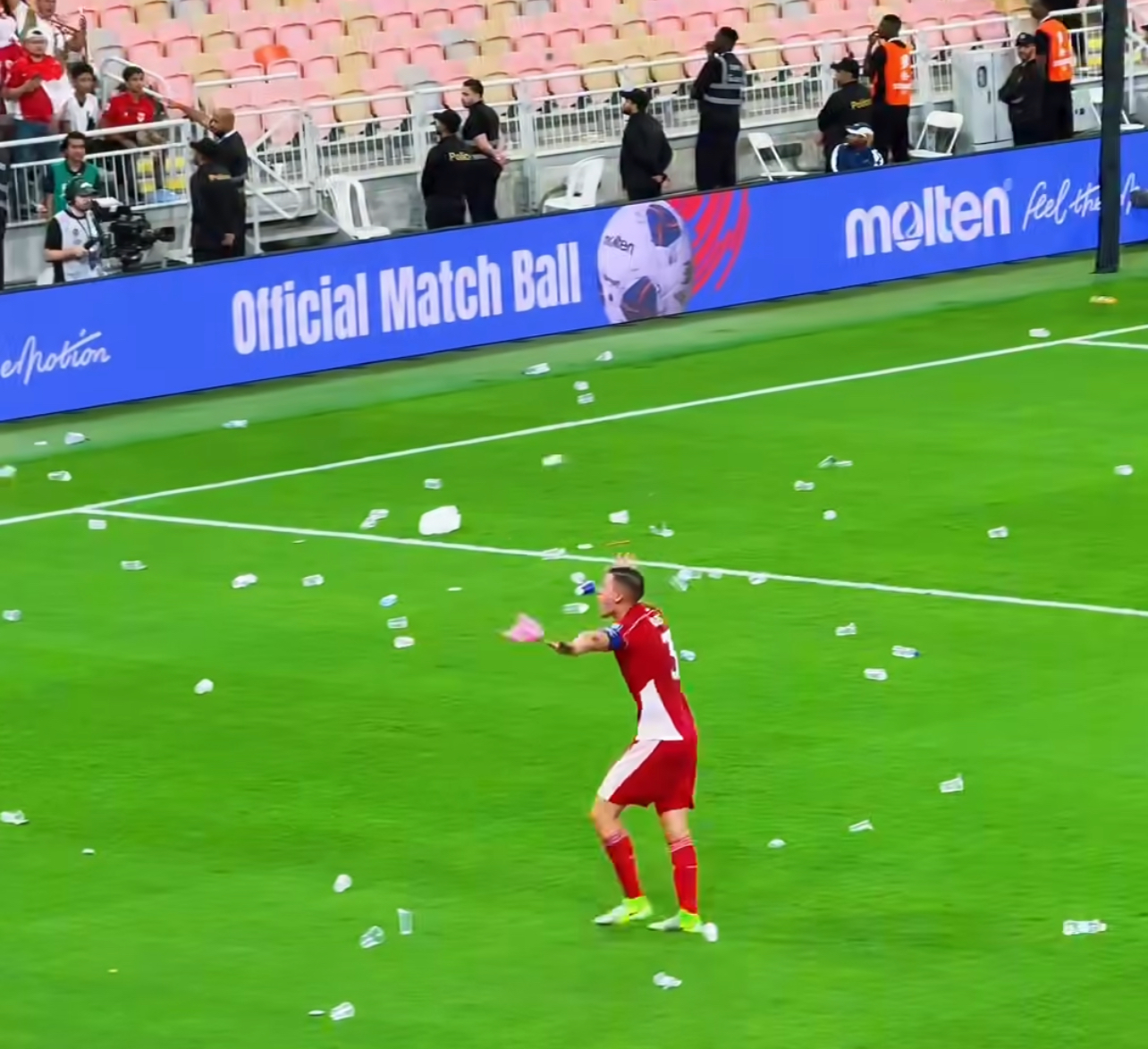 Indonesia tersingkir dari Kualifikasi Piala Dunia usai kalah 0-1 dari Irak. Jay Idzes tunjukkan ketenangan saat suporter lempar barang ke lapangan.