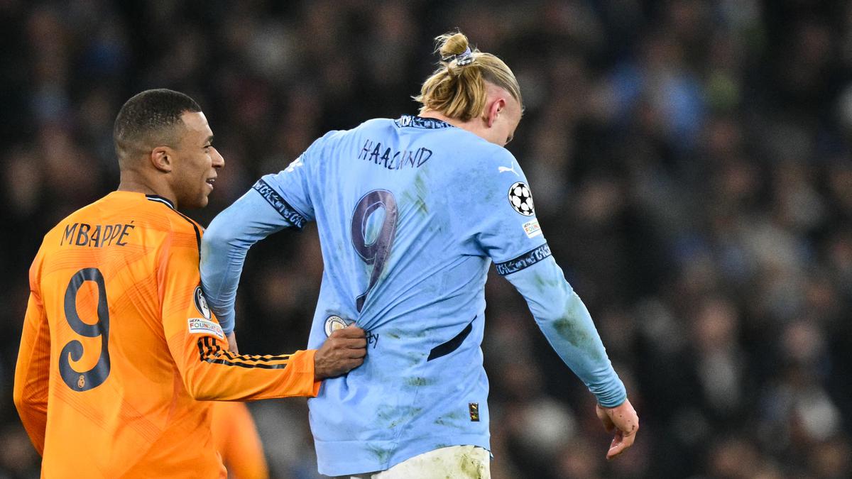 Erling Haaland unggul di daftar top scorer, tapi ia mengingatkan publik agar tak lupakan Kylian Mbappe dalam persaingan Sepatu Emas Eropa.