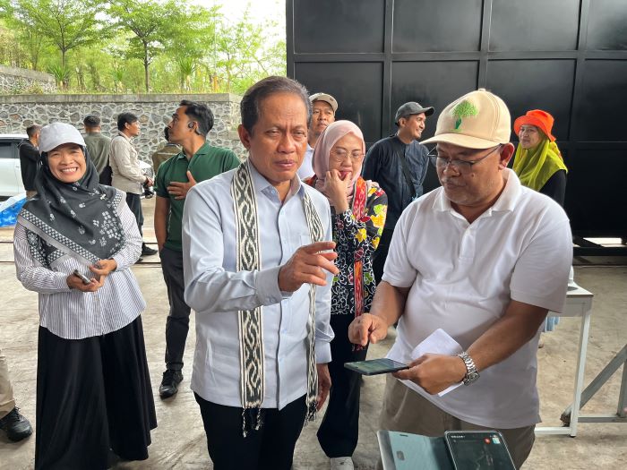 Menteri LHK/Kepala BPLH&nbsp;Hanif Faisol Nurofiq berdialog dengan&nbsp;Plt Kepala Dinas LHK NTB Ahmadi saat mengunjungi TPAR Kebon Kongok, Lombok Barat, Sabtu (11/10).