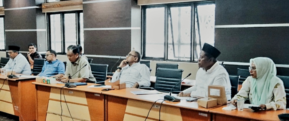 Bapemperda DPRD NTB saat menggelar rapat pembahasan raperda bersama eksekutif, Kamis lalu (9/10).