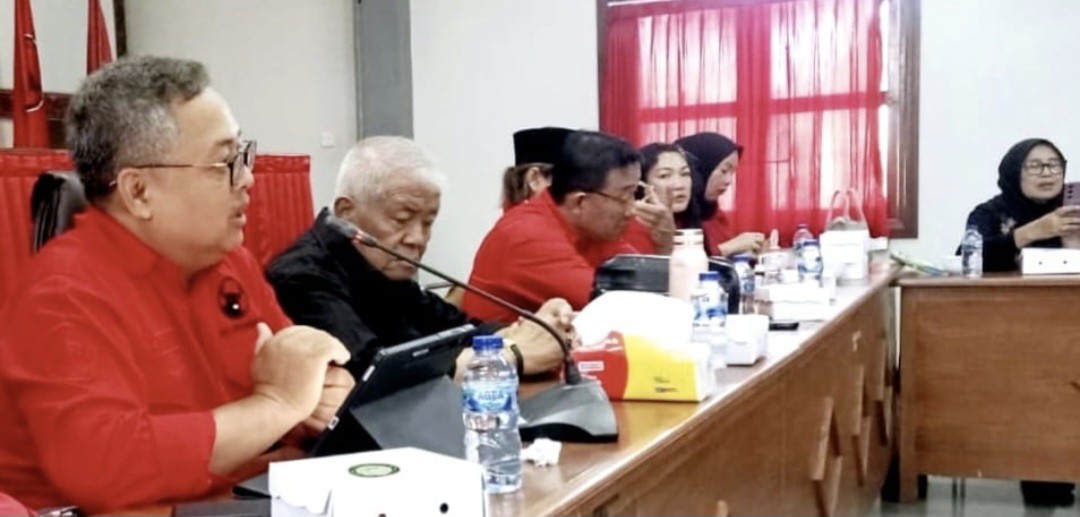 Ketua DPD PDIP NTB Rachmat Hidayat (dua dari kiri) memimpin konsolidasi partai menjelang pelaksanaan  Konferensi Daerah (Konferda), Minggu (12/10).