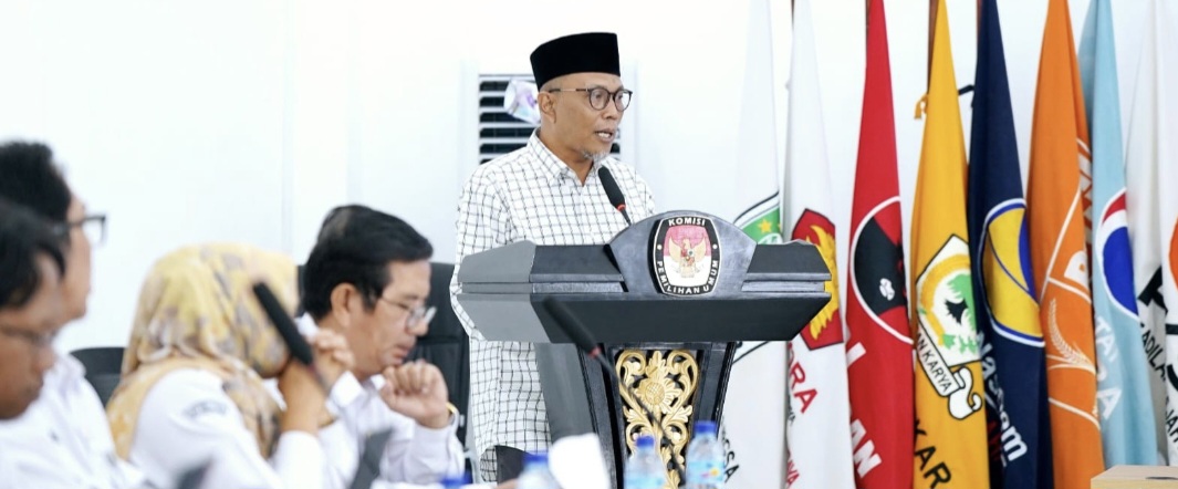 Ketua KPU Provinsi NTB Muhammad Khuwailid menyampaikan pandangan soal wacana digitalisasi pemilu dengan sistem e-voting dalam FGD di Kantor KPU NTB.