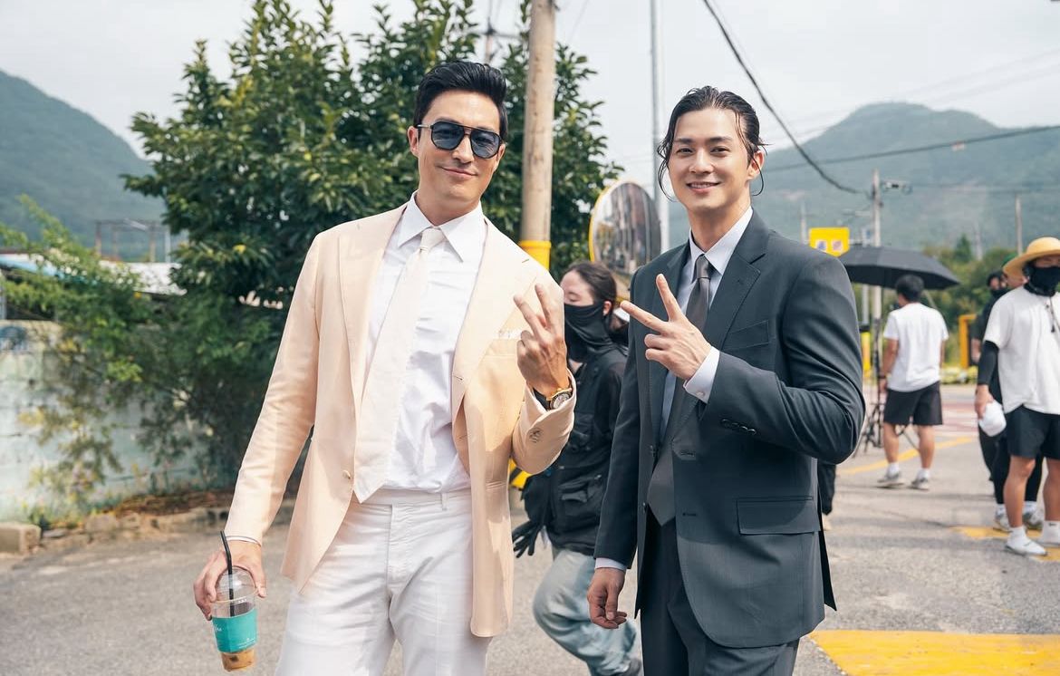 Kim Ji Hoon dan Daniel Henney di jeda syuting drama Genie Make a Wish