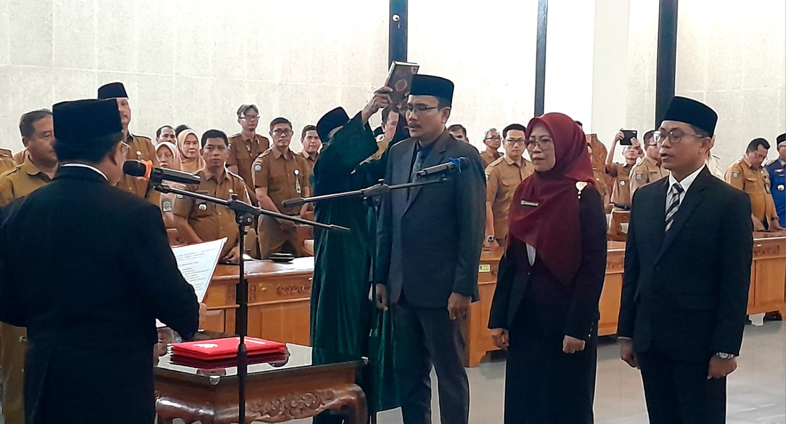 DILANTIK: Dari kiri, Fathurahman, Erni Suryana dan Rizki Bani Adam saat dilantik sebagai kepala OPD oleh Bupati Lombok Barat Lalu Ahmad Zaini, Senin (13/10).