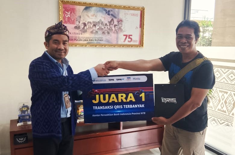 Hendra Wijaya (kanan), Pedagang yang meraih juara transaksi QRIS terbanyak