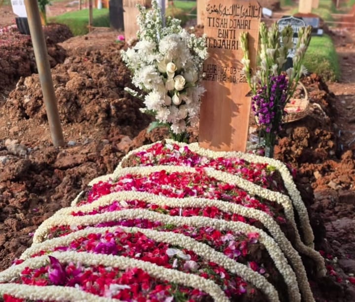 Makam Almarhumah Tis&rsquo;ah Djahri Ibunda Olla Ramlan yang telah dikebumikan di TPU Tanah Kusir, Jakarta Selatan, Minggu (12/10).