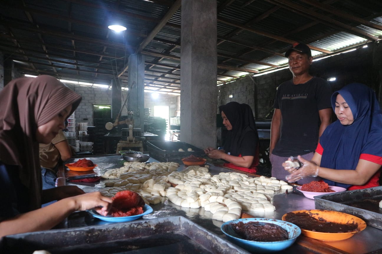 Misdin saat mengawasi anak buahnya yang sedang membuat roti di pabrik miliknya, di Desa Sukadana, Kecamatan Terara, Minggu (12/10).