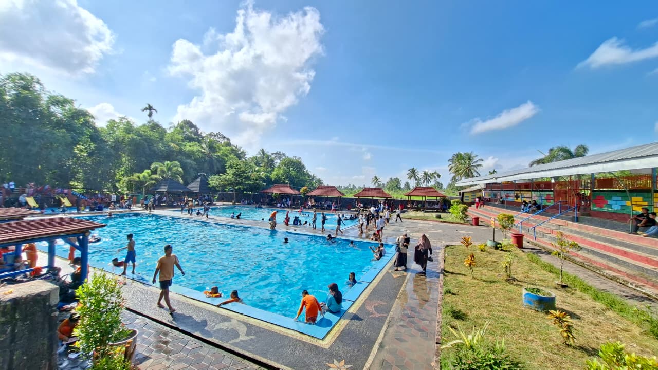 : Puluhan pengujung di wisata kolam renang Embulan Borok Anjani, saat menikmati kesegaran air Embulan Borok.