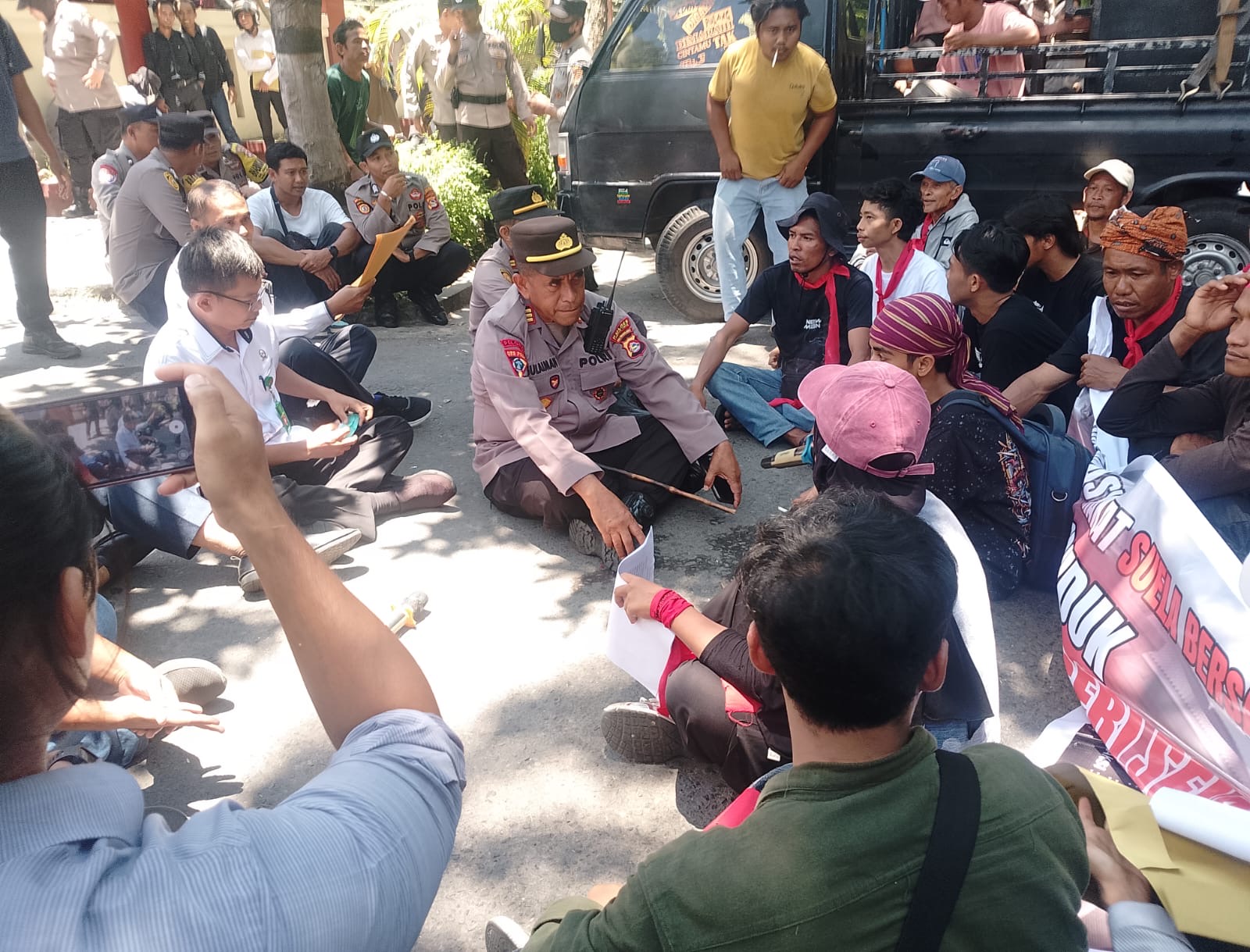 UNJUK RASA: Puluhan warga Suela berunjuk rasa di depan PN Selong, Lombok Timur, Senin (13/10).