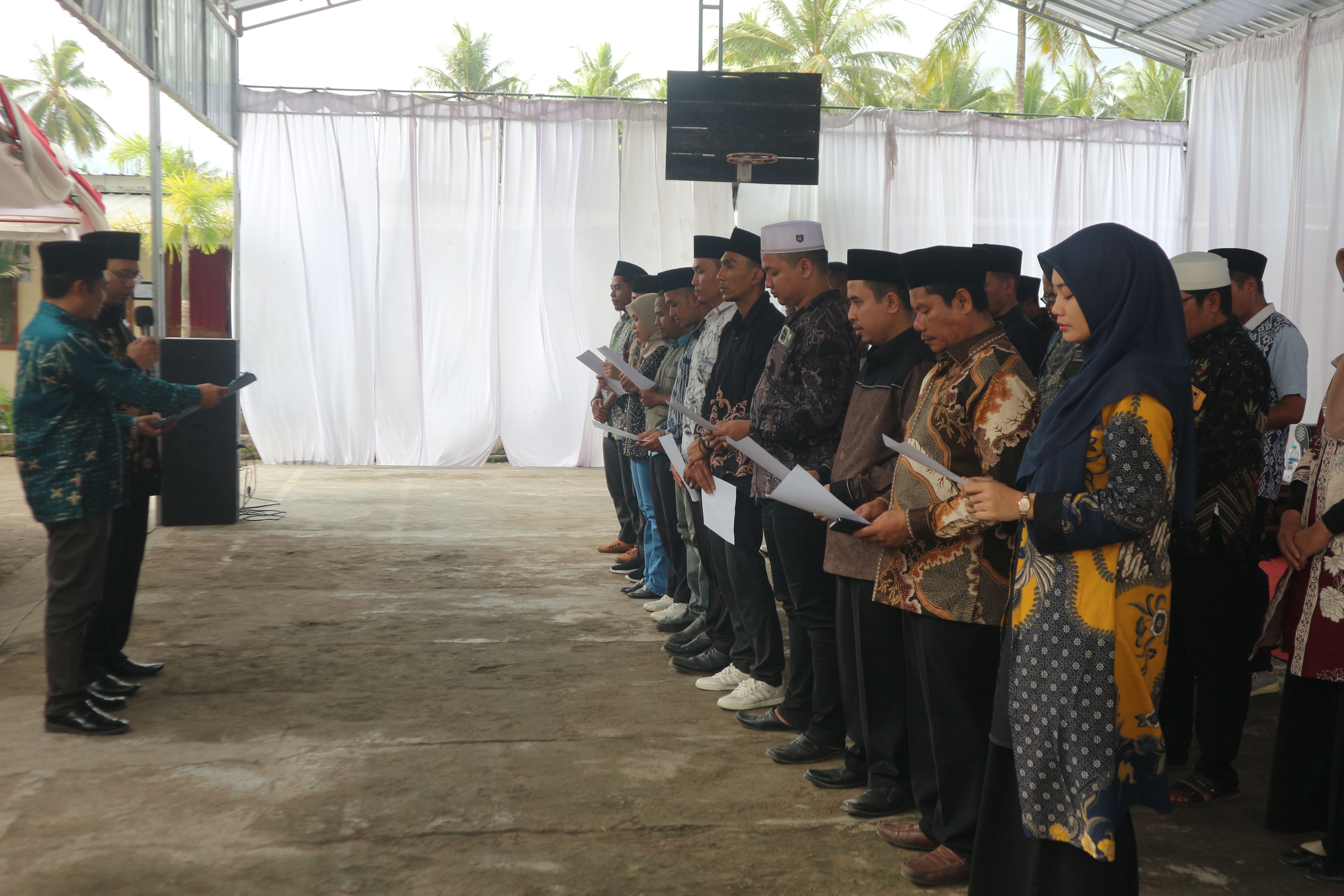 Ketua DPD Gemira NTB saat mengukuhkan pengurus DPC Gemira Se NTB di Yayasan pondok pesantren (Ponpes) Tajul Karomah.