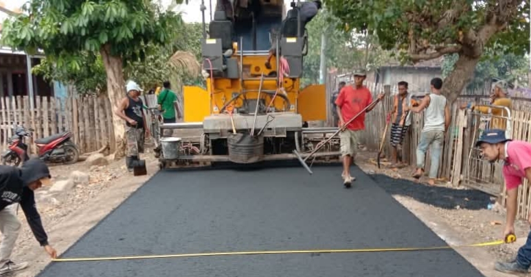 Pemkab Bima mengaspal salah satu ruas jalan yang sudah bertahun-tahun rusak, beberapa hari lalu.