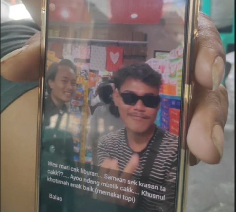 SELAMAT JALAN: Rafi Naoufal, salah seorang korban meninggal, seperti terlihat di ponsel Muzammil, warga RW 8 Simolawang, Surabaya, Senin (13/10).