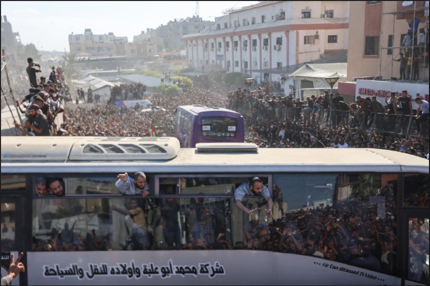 BEBAS: Bus-bus yang membawa warga Palestina yang dibebaskan dari penjara Israel berdasarkan kesepakatan gencatan senjata dan pertukaran sandera dengan faksi-faksi Palestina tiba di luar rumah sakit.