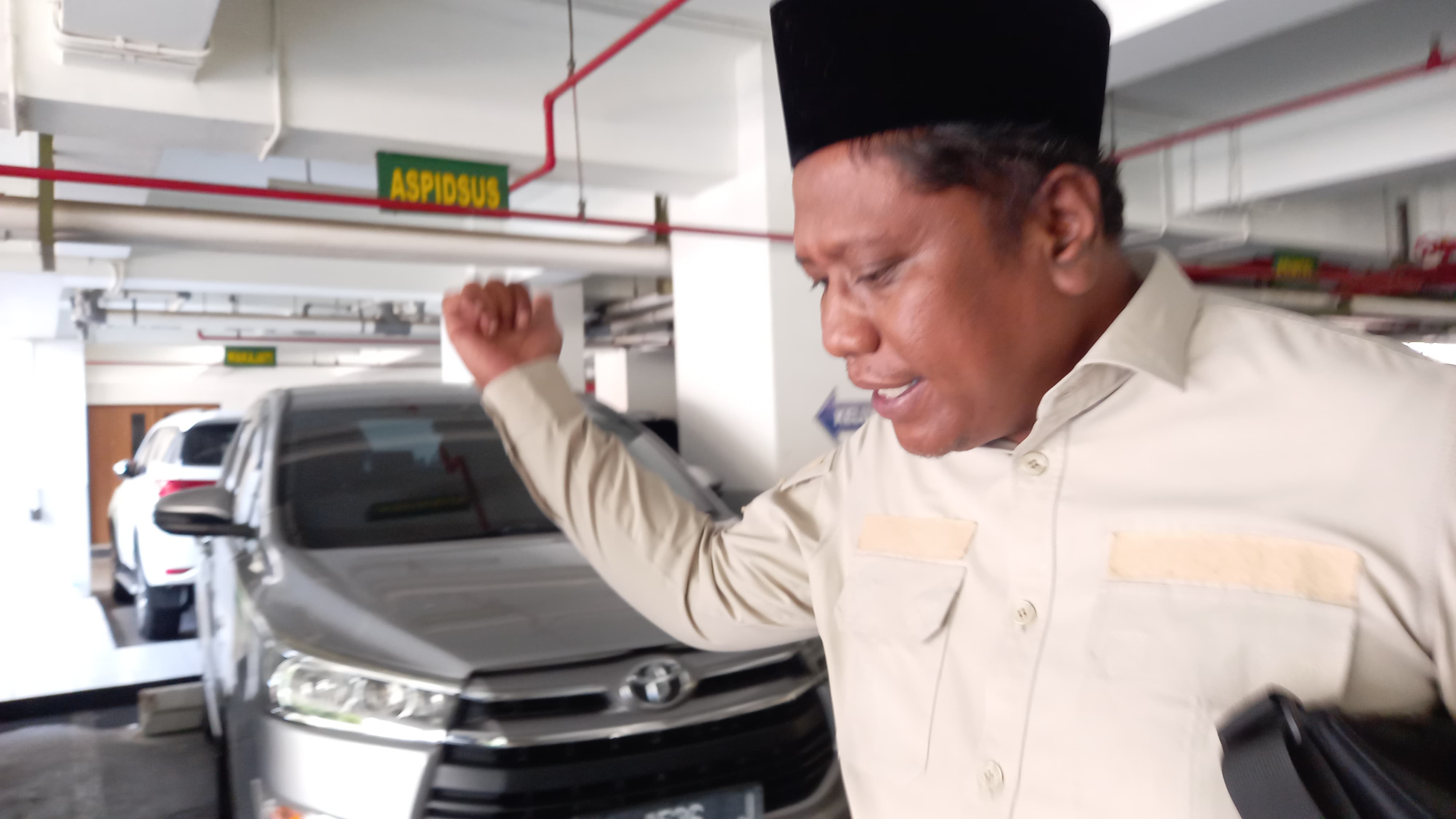 KOOPERATIF: Ali Usman berjalan di basement kantor Kejati NTB usai diperiksa, Selasa (14/10).
