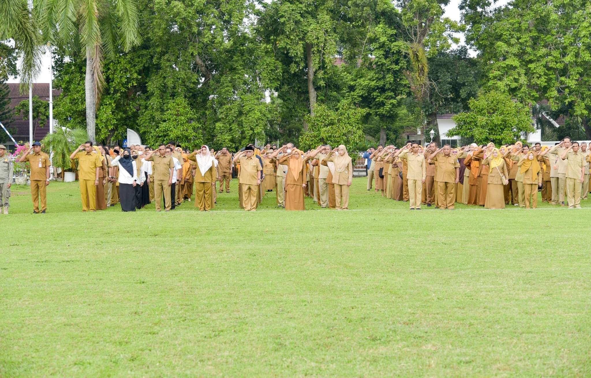AGENDA RUTIN: Ratusan ASN lingkup Pemprov NTB, saat mengikuti apel pagi di halaman Kantor Gubernur NTB, beberapa waktu lalu.