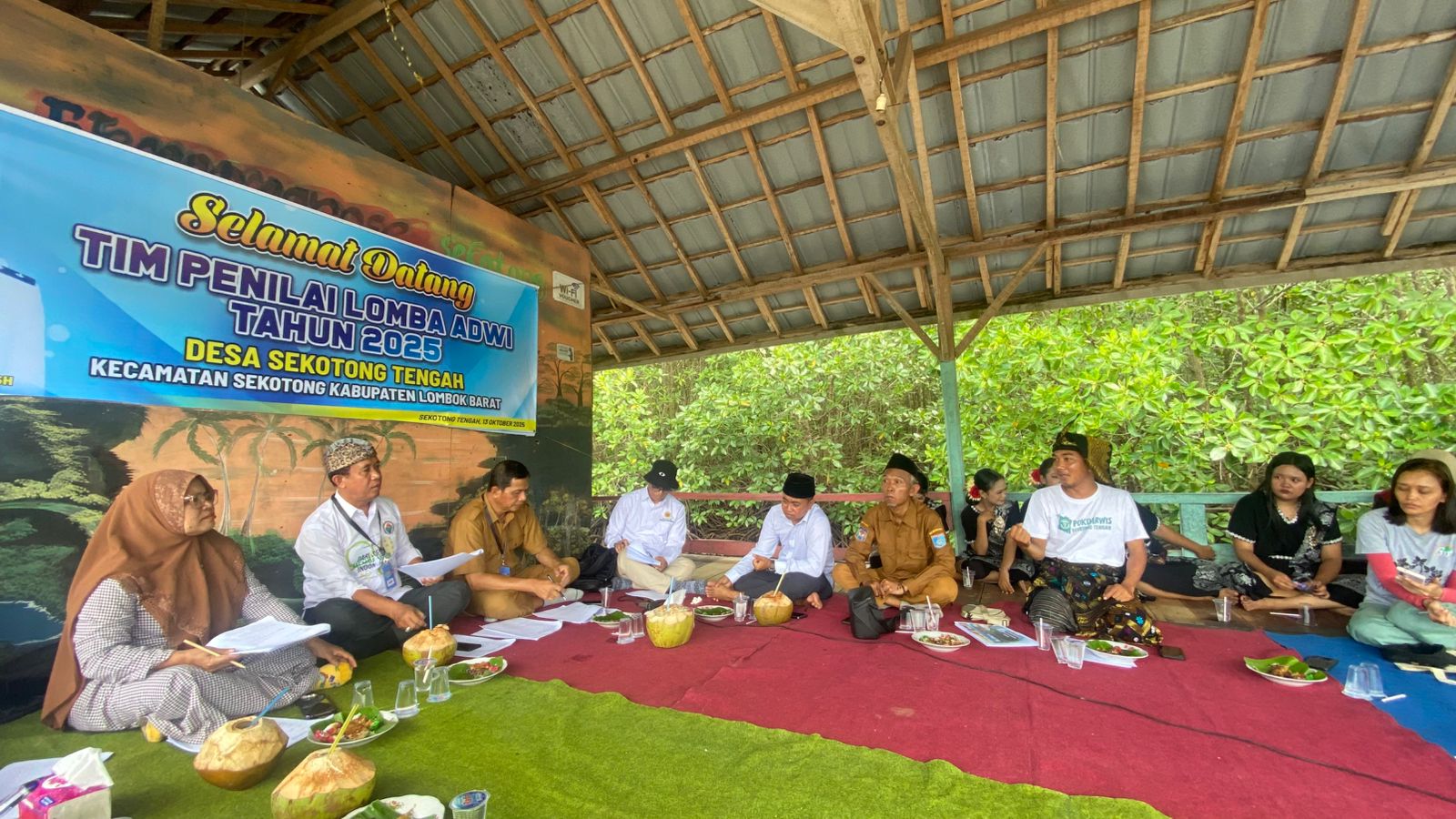PEMETAAN POTENSI WISATA DESA: Tim penilai ADWI Lombok Barat saat meninjau Eco Wisata Mangrove Sekotong Tengah, Senin (13/10).