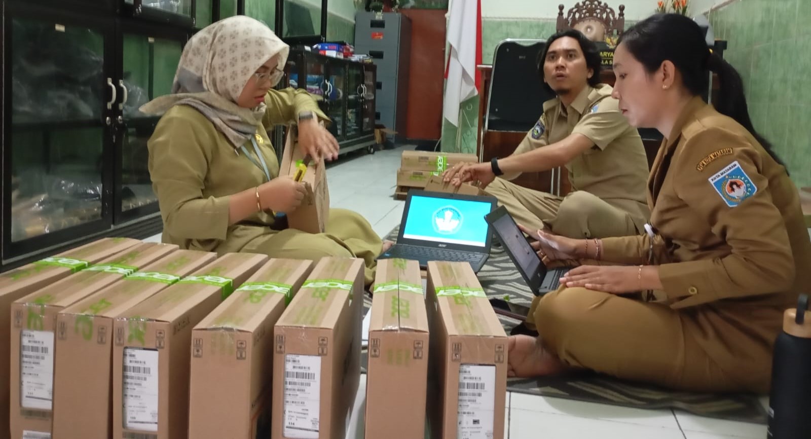 Para guru SDN 14 Cakranegara mengecek bantuan chromebook dari Kemendikdasmen di sekolah setempat, Selasa (14/10). Inovasi pembelajaran digital melalu ekskul TIK bikin murid jago teknologi.