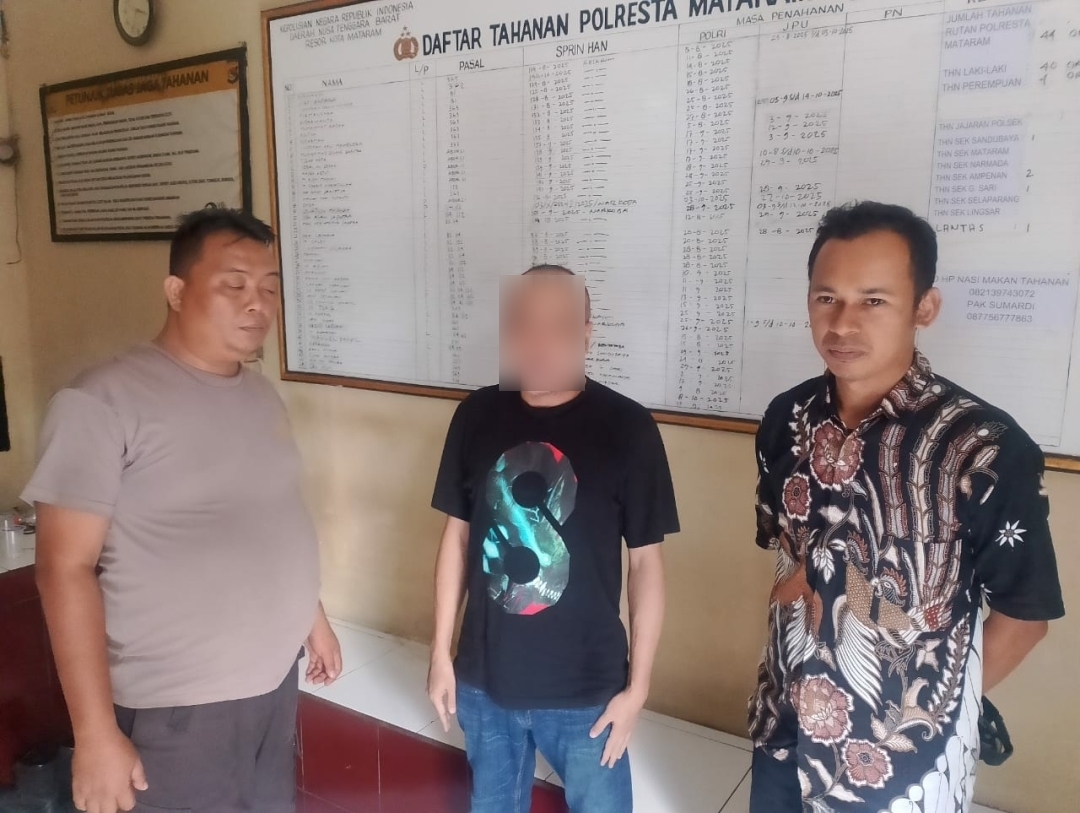 DITAHAN: Tersangka penggelapan mobil operasional Bawaslu NTB berinisial RI alias Ivan dikawal penyidik saat hendak diserahkan penahanannya ke Sattahti Polresta Mataram, beberapa waktu lalu.