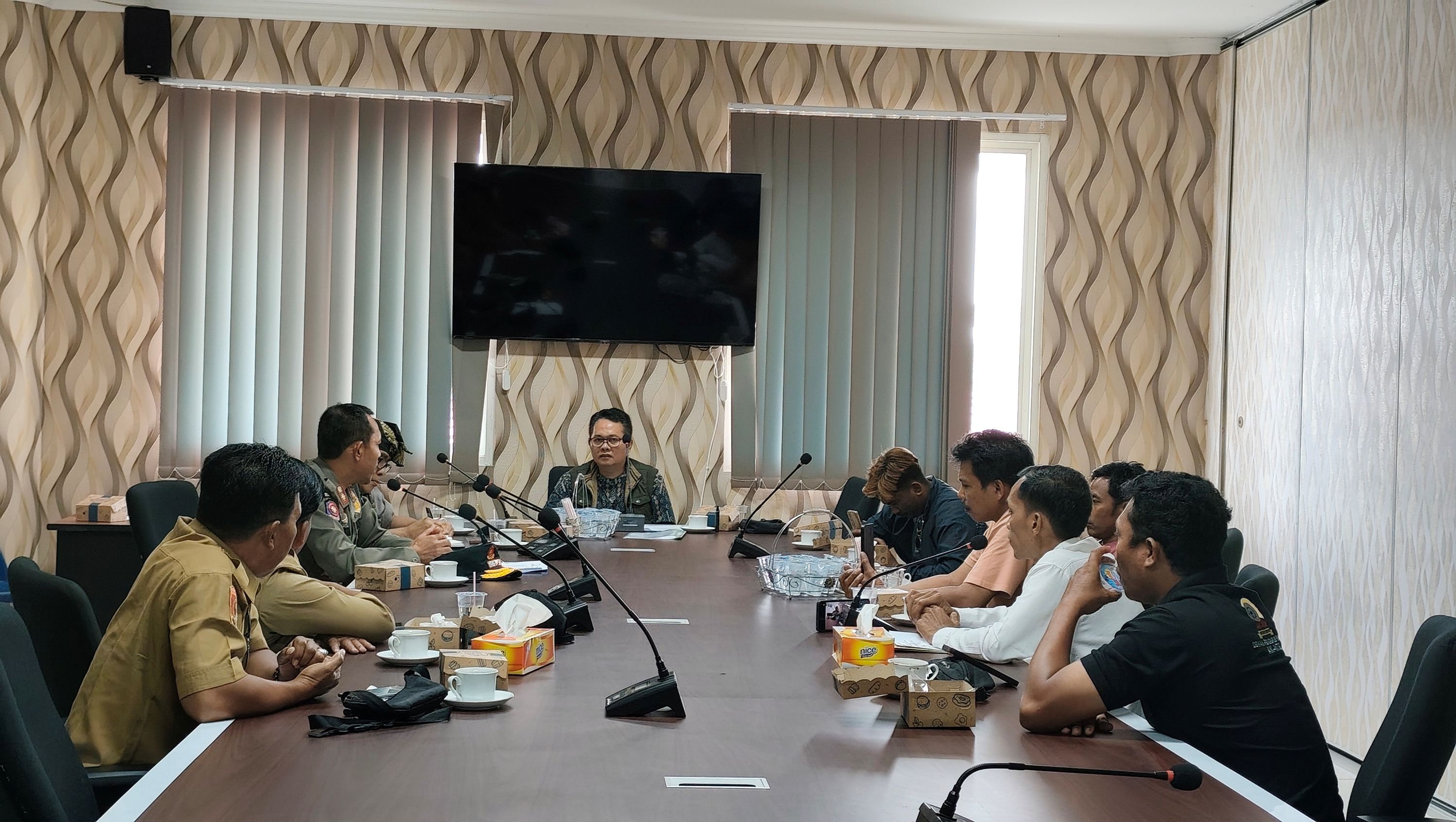 CARI SOLUSI: Komisi II DPRD Loteng bersama Dinas Pariwisata Loteng menerima hearing yang dilakukan pengurus Asosiasi Kecimol (AK) NTB di kantor DPRD Loteng, Senin (13/10).
