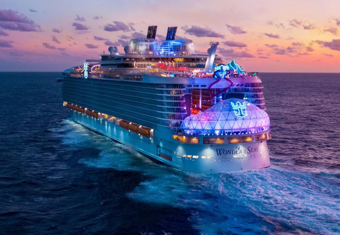Kapal Pesiar milik Royal Caribbean yang tengah berlayar di laut lepas.