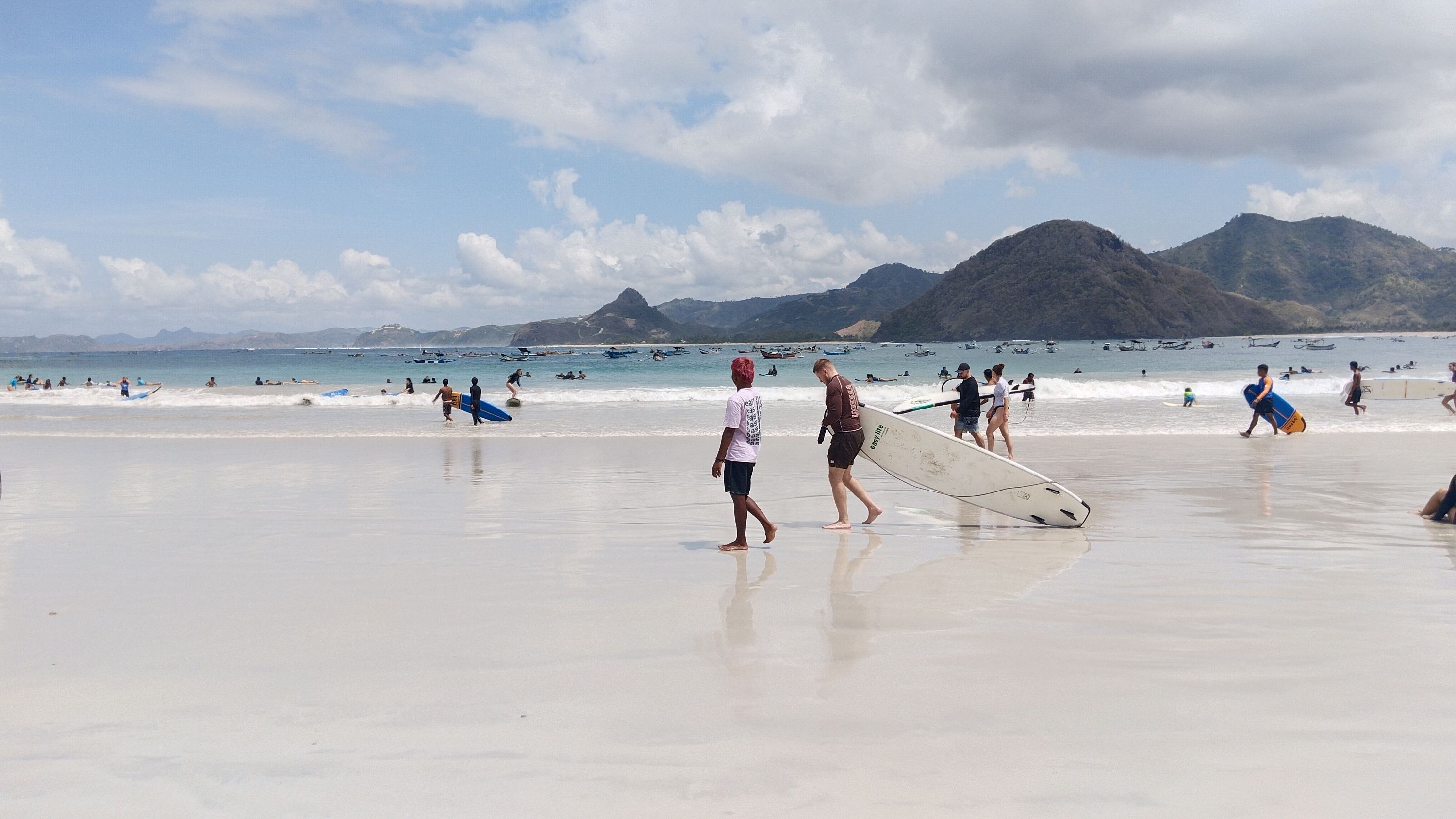 GENJOT PAD: Wisatawan mancanegara membawa papan untuk berselancar di Pantai Selong Belanak, Praya Barat, Lombok Tengah, beberapa waktu lalu.
