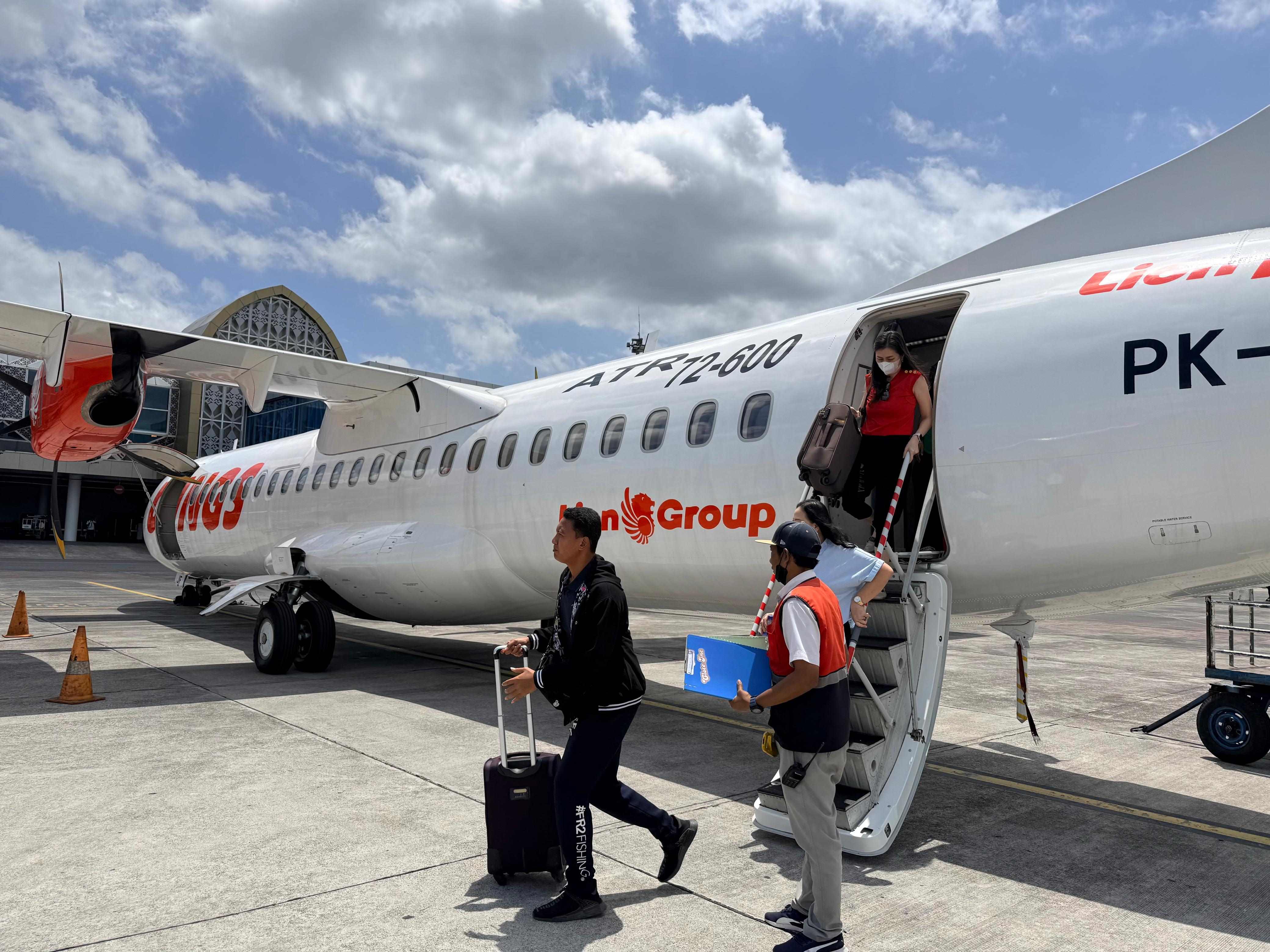 TRANSPORTASI UDARA: Sejumlah penumpang secara tertib turun dari pesawat Wings Air usai terbang dari Tambolaka, NTT, dan mendarat di BIZAM, beberapa waktu lalu.