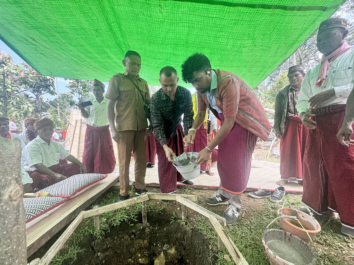 Peletakan batu pertama oleh ... bersama ... dalam proyek pembangunan rumah Gendang Gonggor program TJSL PLN UIP Nusra.