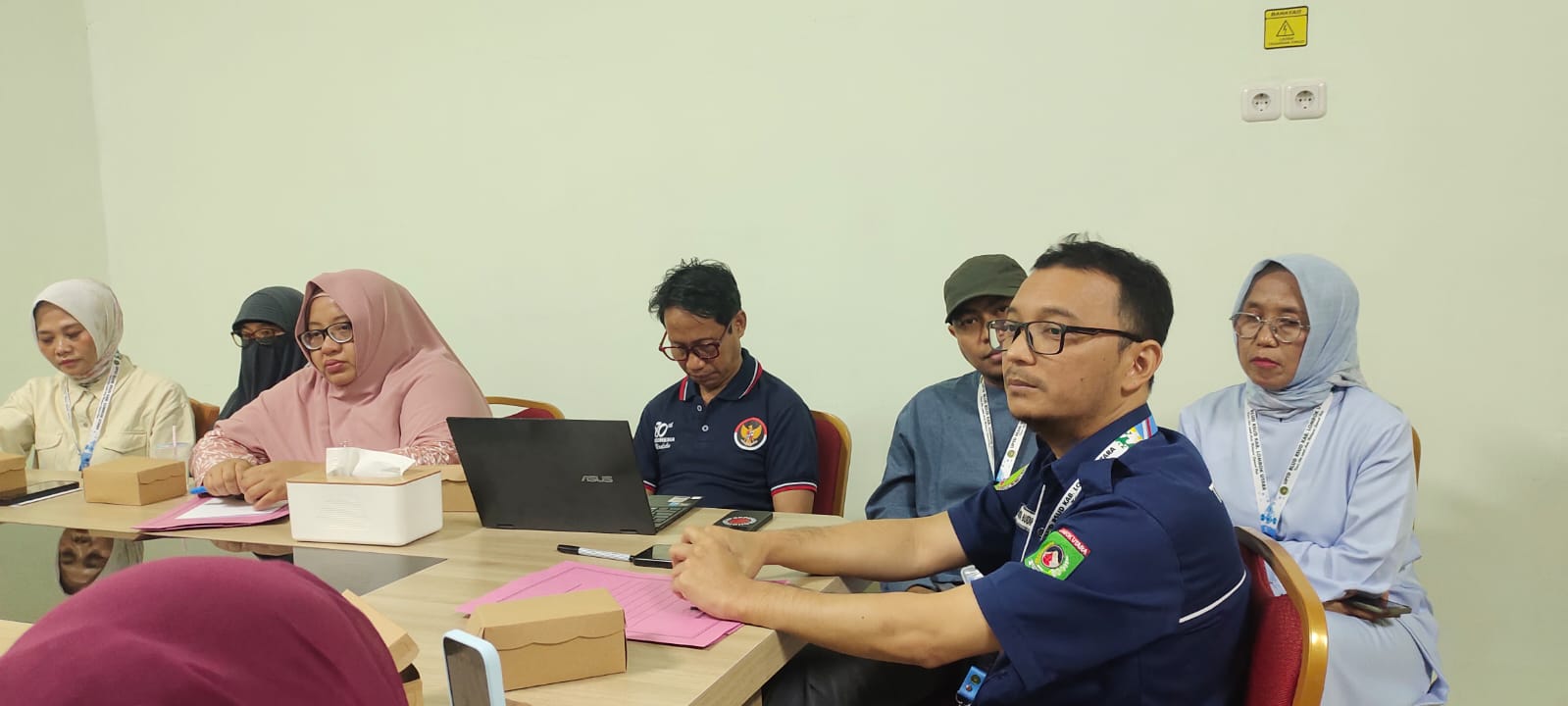 JANJI EVALUASI: Direktur RSUD Lombok Utara drg Nova Budiharjo bersama jajarannya memberikan klarifikasi terkait kasus kematian bayi.