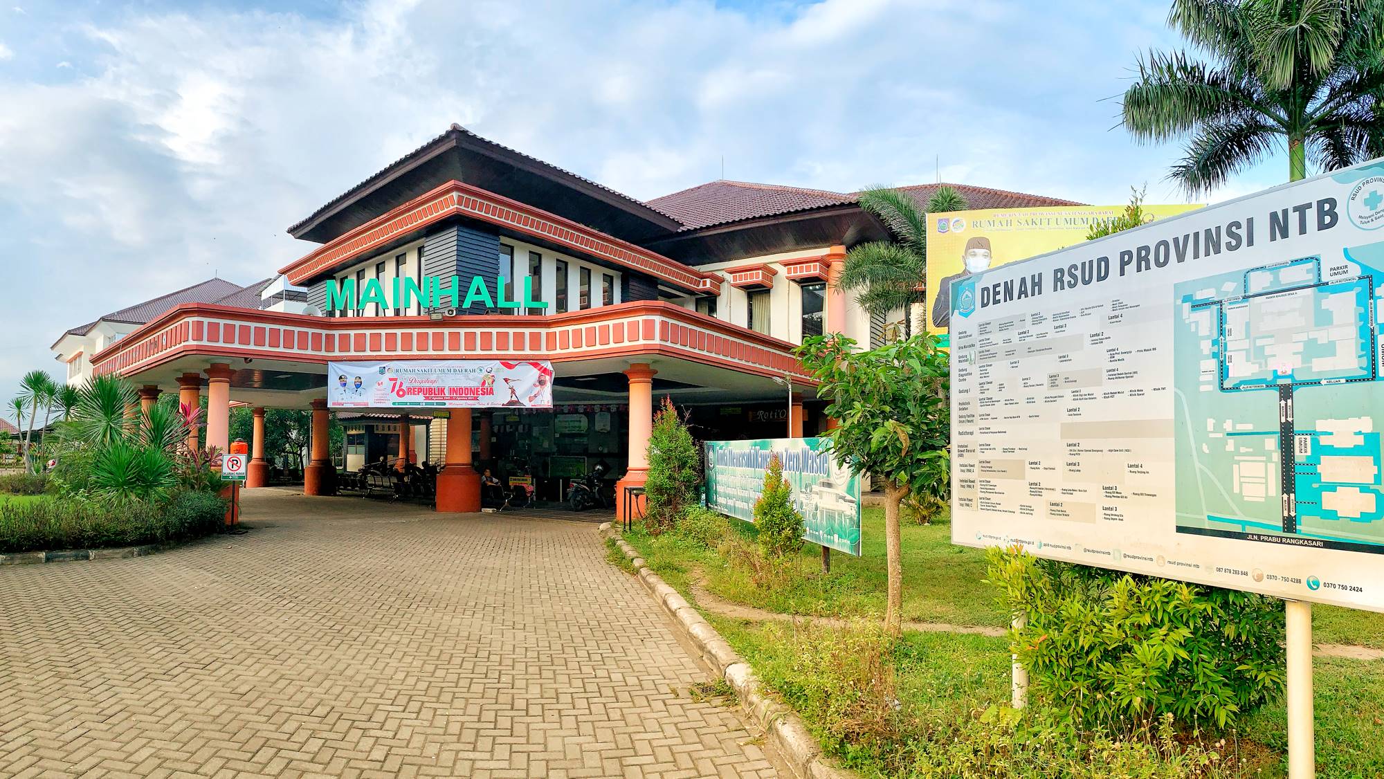 RS RUJUKAN: Suasana tampak lenggang di depan gedung utama RSUD NTB, beberapa waktu lalu.