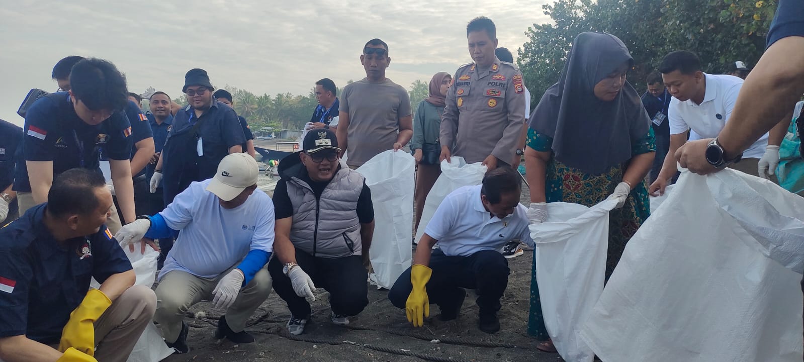 TUMBUH KESADARAN: Aksi bersih-bersih di Pantai Bintang, Desa Medana, Kecamatan Tanjung bersama Menteri Lingkungan Hidup, Sabtu (11/10)