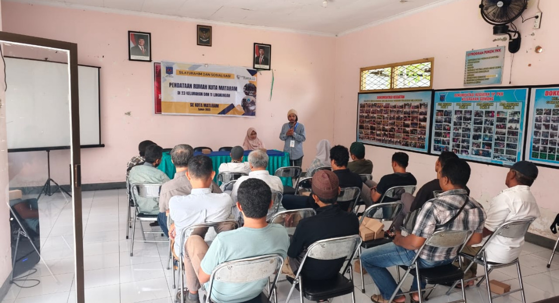 Kegiatan sosialiasi pendataan rumah warga oleh Dinas Perkim Kota Mataram di kelurahan Gomong.
