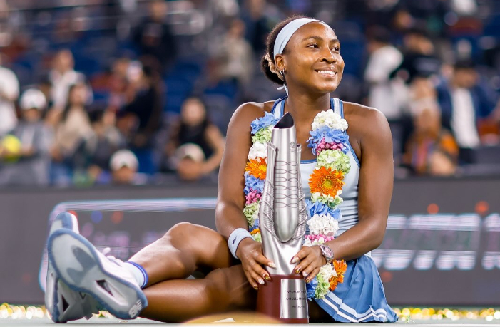 Coco Gauff juara Wuhan Open 2025 usai kalahkan sahabatnya Jessica Pegula. Kemenangan penuh makna bagi duo Amerika itu.