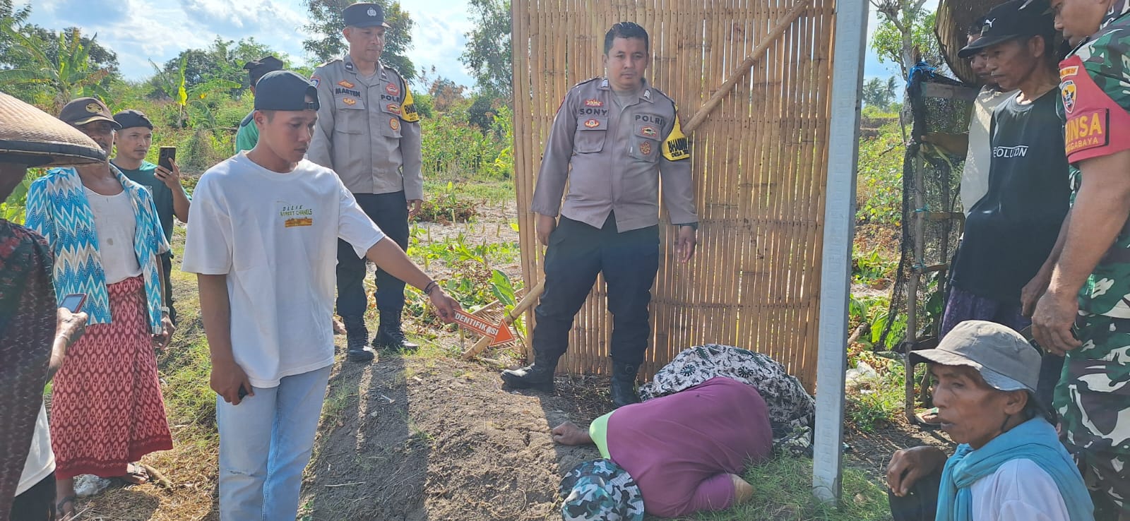 Polisi saat melakukan oleh TKP penemuan mayat laki-laki di Pringgabaya.