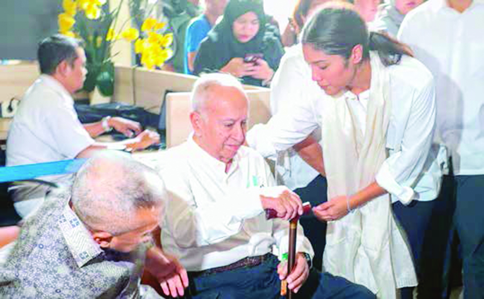 BERI DUKUNGAN: Istri Nadiem, Franka Franklin (kanan) bersama ayah mertuanya Nono Anwar Makarim (tengah) usai sidang gugatan praperadilan di PN Jaksel.