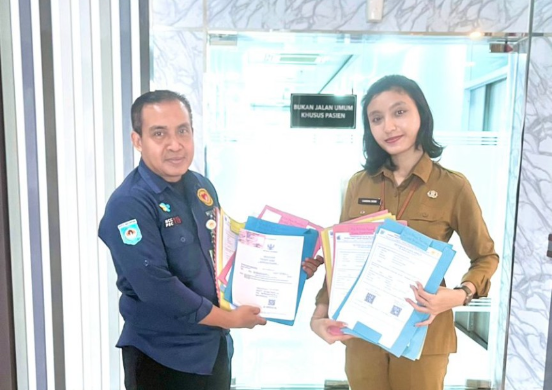 Petugas Dinas Dukcapil Kota Mataram menyerahkan tiga dokumen kependudukan hasil layanan program MELATIKU kepada perwakilan fasilitas kesehatan di Mataram.