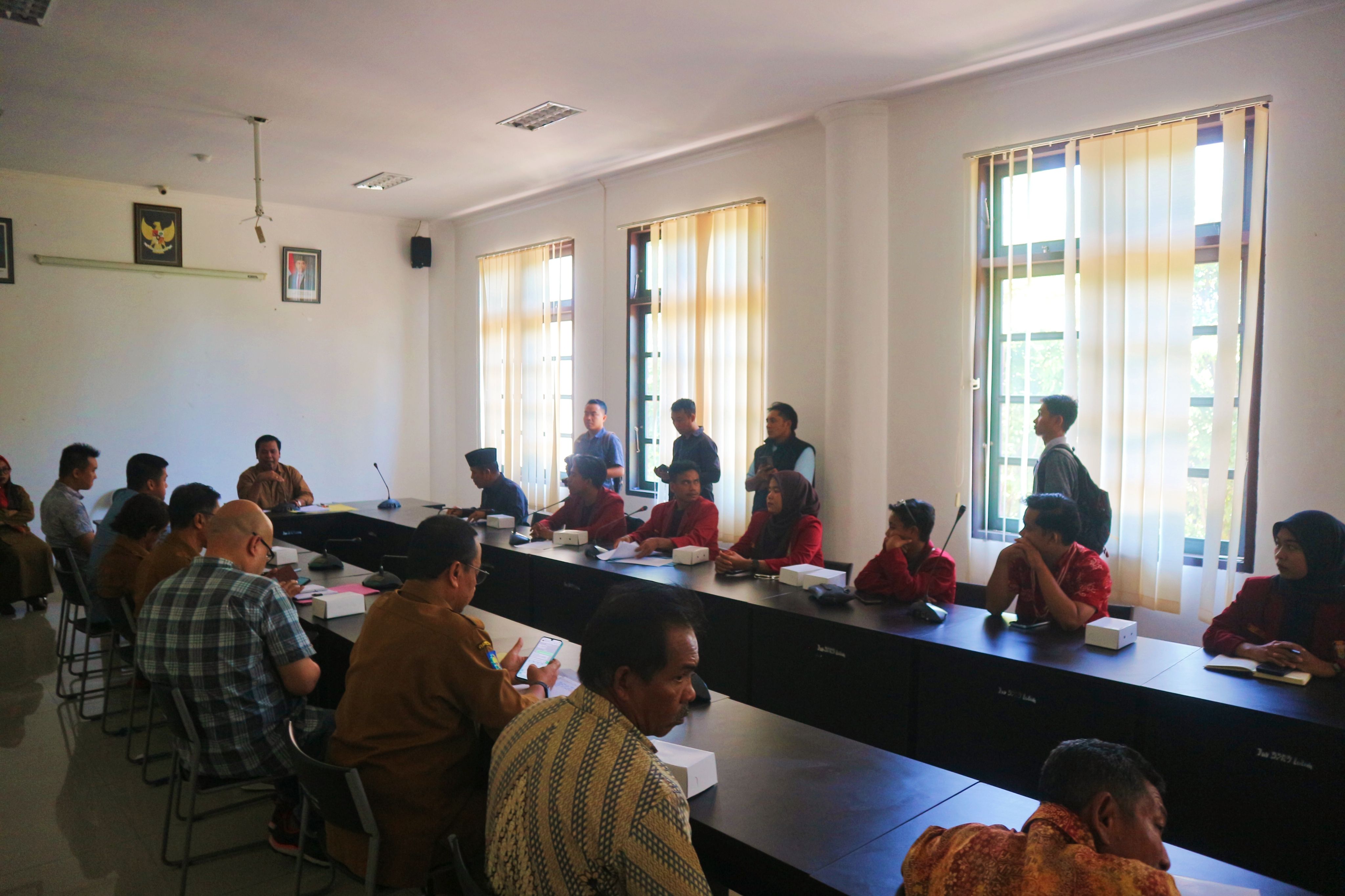 Puluhan masyarakat dan pemuda saat melakukan hearing di kantor DPRD Lotim untuk menuntut pihak tambak udang membuatkan akses ke pantai dan pembuatan tempat parkir perahu nelayan, Senin (13/10)