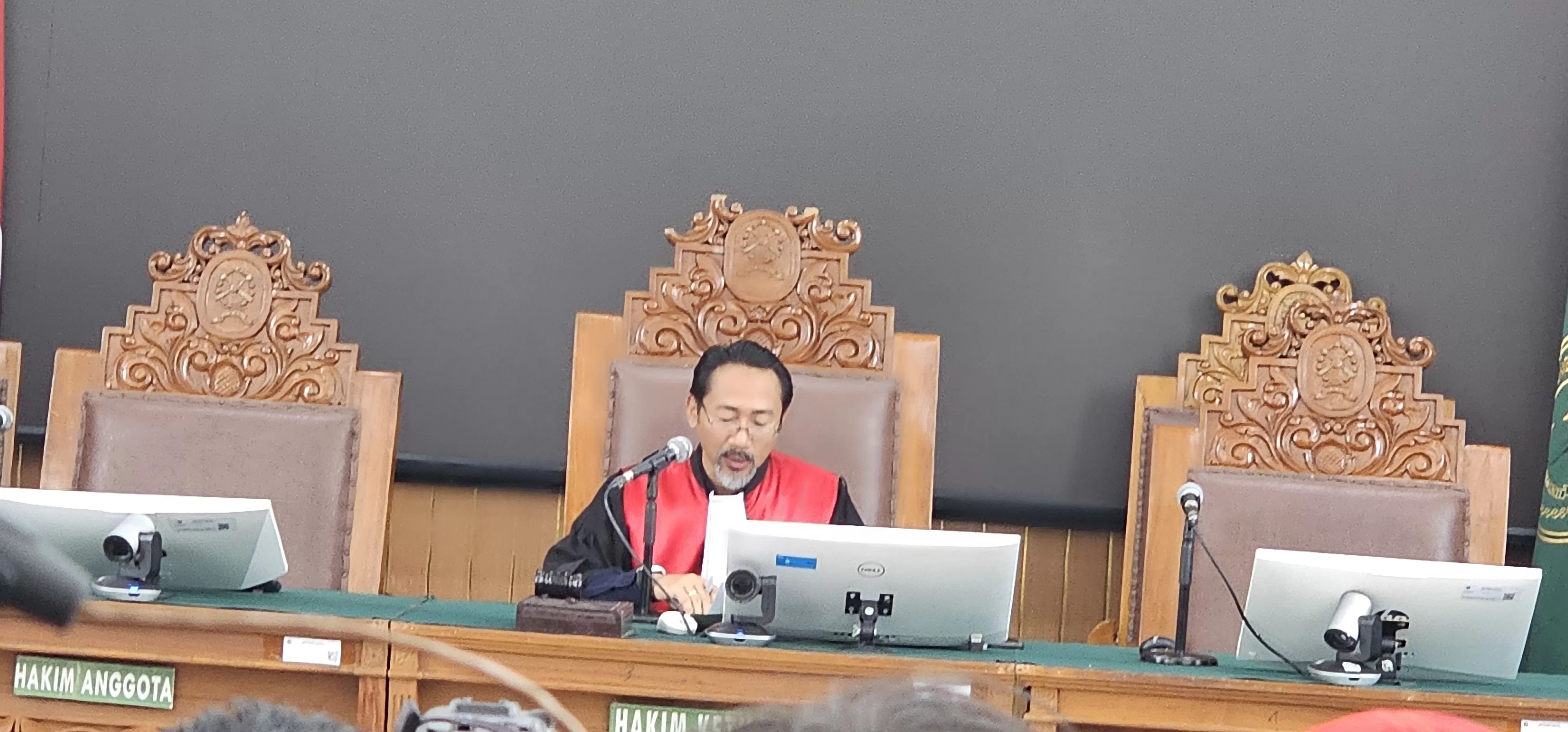 Hakim Tunggal Pengadilan Negeri Jakarta Selatan I Ketut Darpawan menolak praperadilan mantan Mendikbudristek Nadiem Anwar Makarim. (FOTO: JAWAPOS)