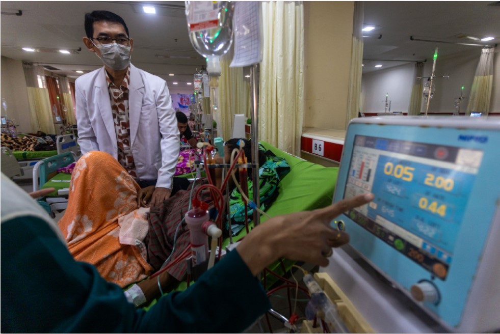 CUCI DARAH: Dokter Spesialis Penyakit Dalam dan Konsultan Ginjal Hipertensi dr Yasa Asmara, M.Med memeriksa pasien yang sedang cuci darah di ruang Instalasi Hemodialisa RSUD Provinsi NTB.