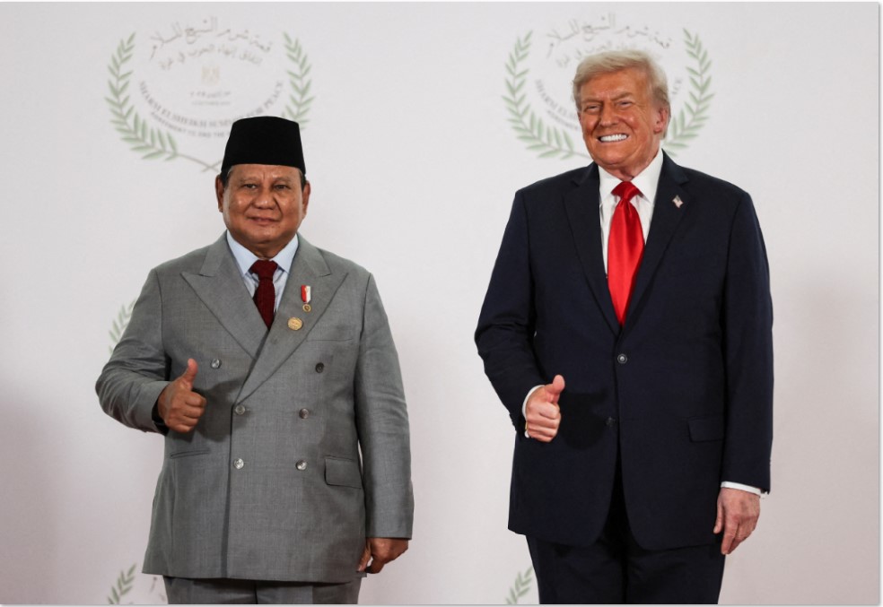 Presiden AS Donald Trump foto bersama Presiden Prabowo Subianto saat KTT Perdamaian Gaza di Mesir. SUZANNE PLUNKETT / AFP
