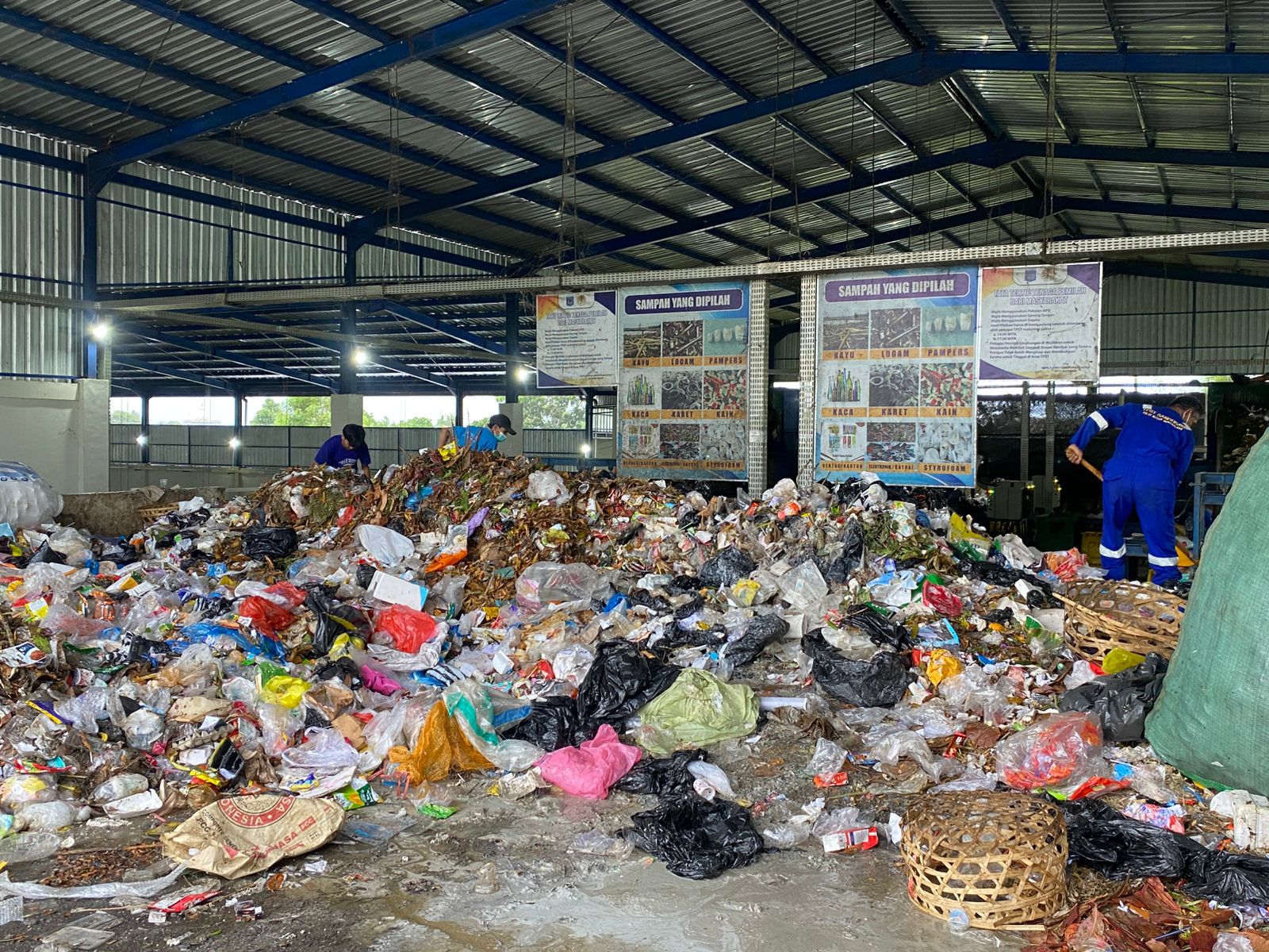 Petugas TPST Modern Sandubaya yang sedang memilah sampah