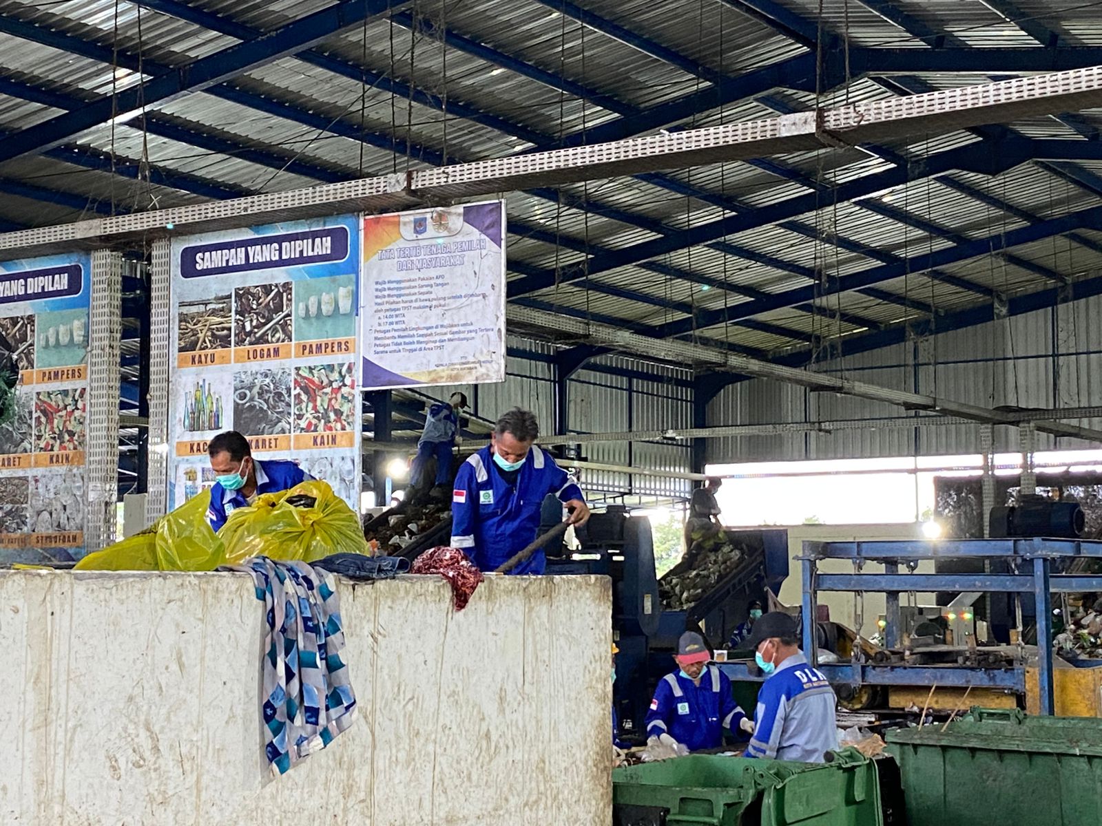 Petugas TPST Modern Sandubaya sedang memilah sampah