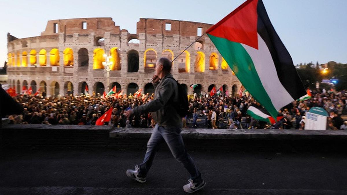 Jumlah penonton laga Italia vs Israel di Kualifikasi Piala Dunia 2025 jauh lebih sedikit dibandingkan demonstran pro-Palestina di luar stadion. Warga Italia memilih boikot sebagai bentuk solidaritas.