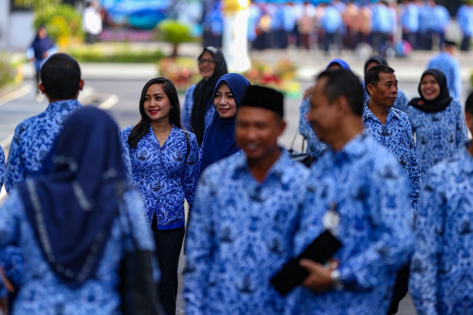 Sejumlah ASN lingkup Pemprov NTB, saling berinteraksi usai mengikuti upacara di lapangan Bumi Gora, kompleks Kantor Gubernur NTB, beberapa waktu lalu.