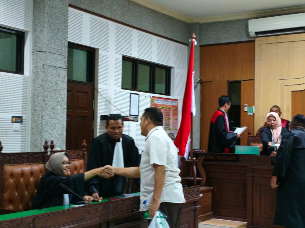 DIVONIS: Terdakwa korupsi Lalu Azril Sopandi bersalaman dengan JPU usai pembacaan putusan di Pengadilan Tipikor Mataram, Selasa (14/10).&nbsp;