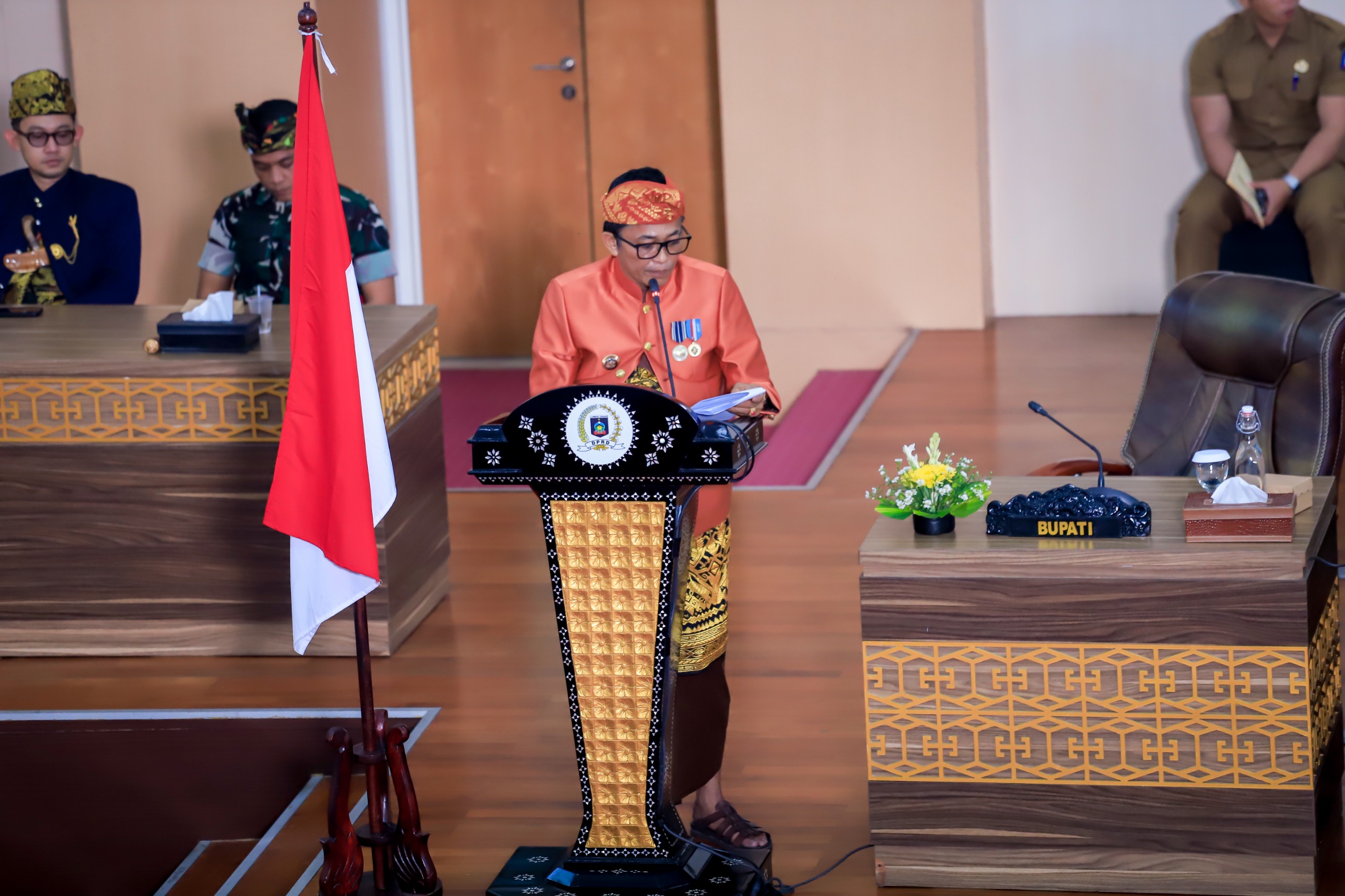Bupati Lombok Tengah Lalu Pathul Bahri berpidato dalam rangkaian peringatan Hari Jadi ke-80 Loteng dalam sidang paripurna DPRD Lombok Tengah, Selasa (14/10).