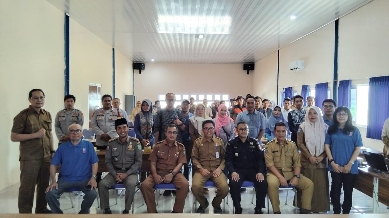 Kadisdag NTB Jamaluddin bersama pejabat Kantor Bea dan Cukai Sumbawa, Kepala Dinas Perindustrian dan Perdagangan Kabupaten Bima saat menghadiri aksi perlindungan konsumen di Kecamatan Palibelo, (14/10