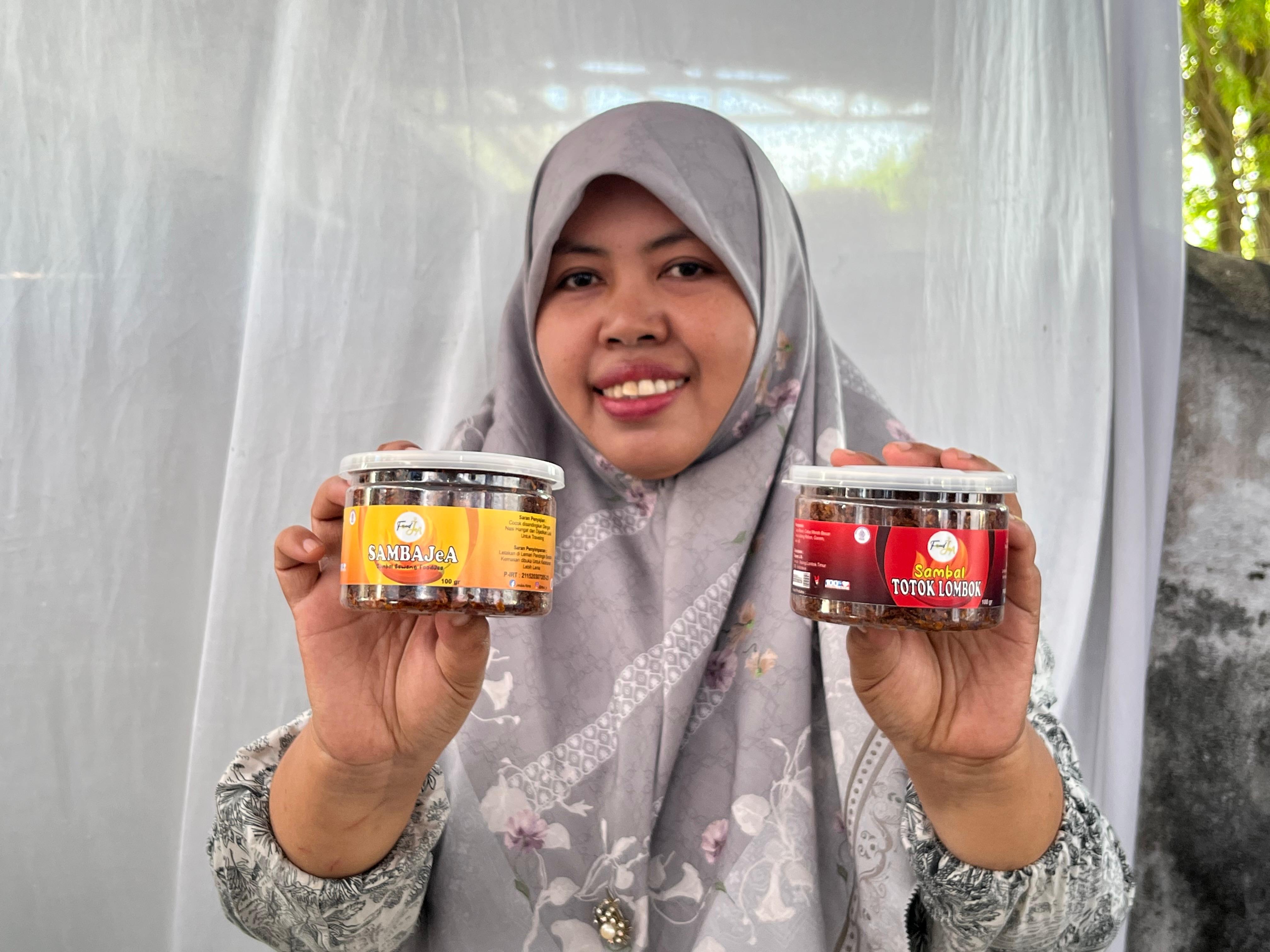 : Owner FoodJeA Ika Desiyanti menunjukkan produk sambal rumahan miliknya yang sempat mejeng di event MotoGP Mandalika, 3-5 Oktober, lalu.